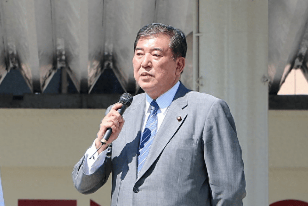 不再对美“低声下气”了？日本底牌曝光，石破茂终于站起来硬气了一回！