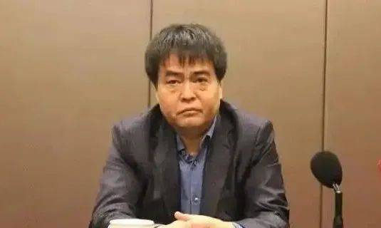 中共中央批准，开除张天峰党籍，他“靠烟吃烟”，将烟草系统组织人事权和业务经营权异化为谋取私利工具，大搞权钱交易