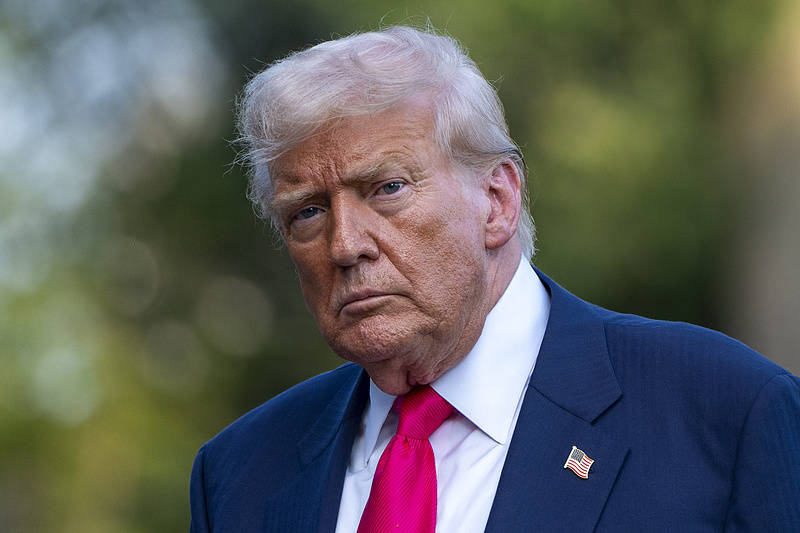 伊朗一大米散货船在伊海军护送下进入领海！4艘伊朗油轮过去2天突破美军封锁