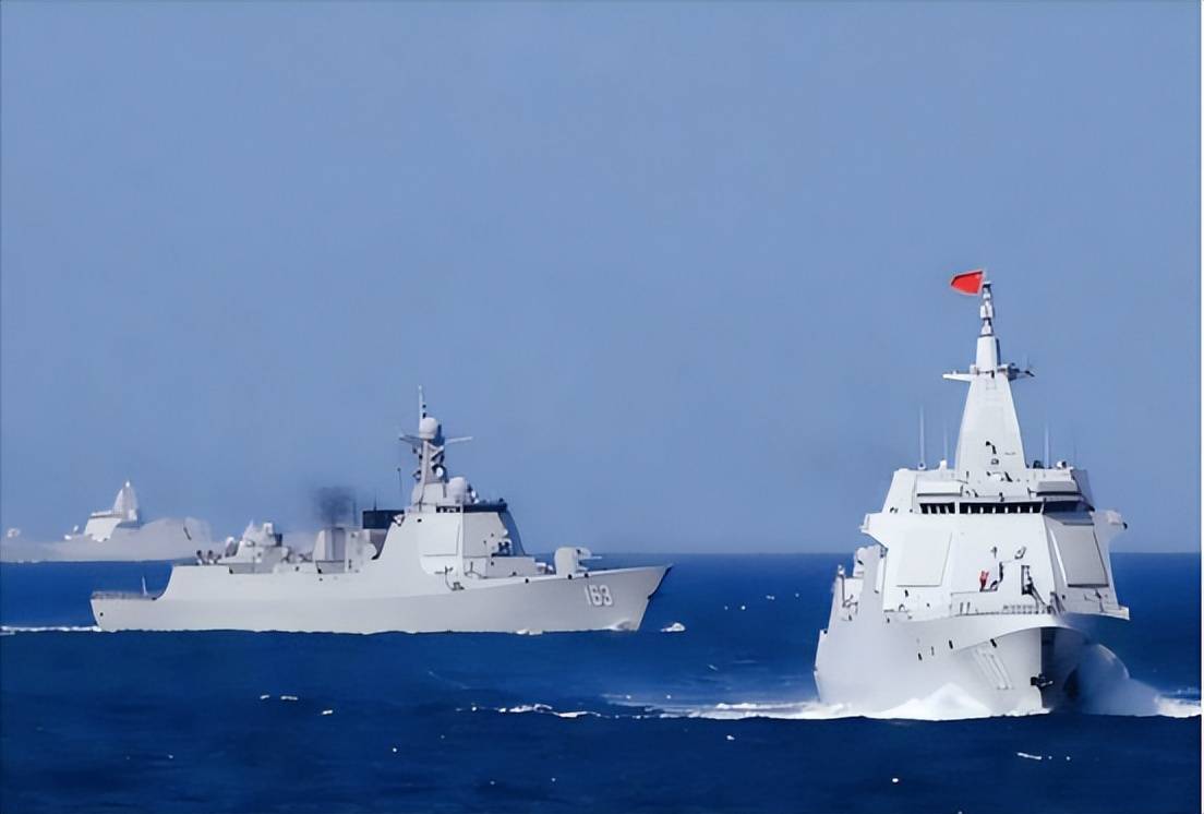 来真的了？外媒：055当着日本航母的面，发射鹰击20！海军反舰三巨头正式登场？